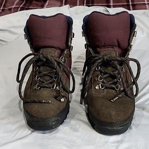 Vintage 1990s Suede Timberland Men's hiking boots.